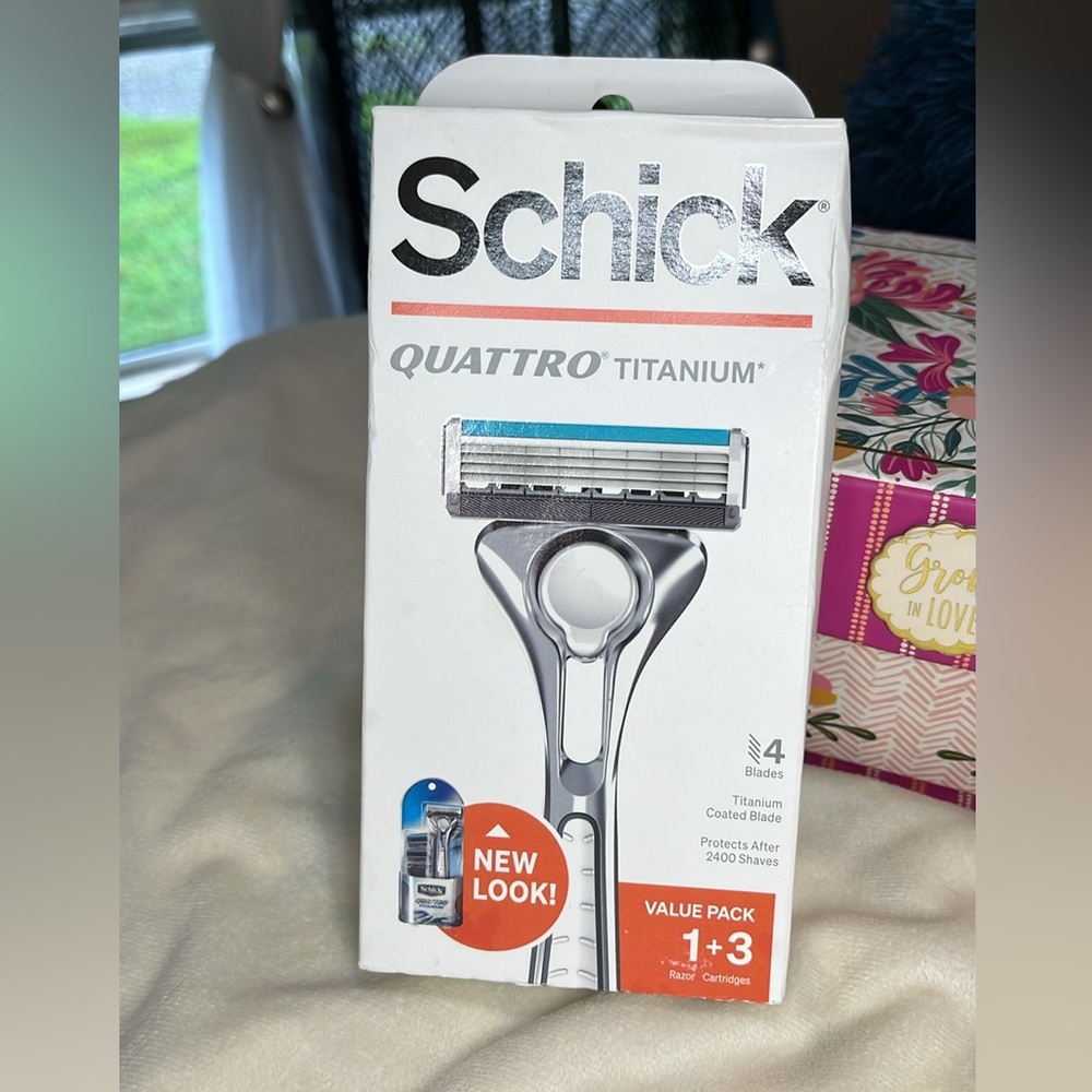 🫟 3/$25 — Schick Quattro Titanium Razor with Silver and Blue Accents